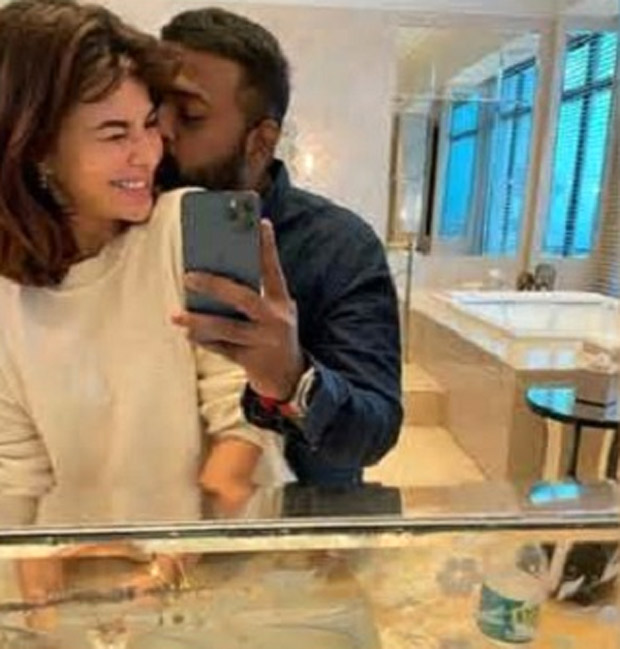 Jacqueline Fernandez' mirror selfie with conman Sukesh Chandrasekhar goes  viral : Bollywood News - Bollywood Hungama