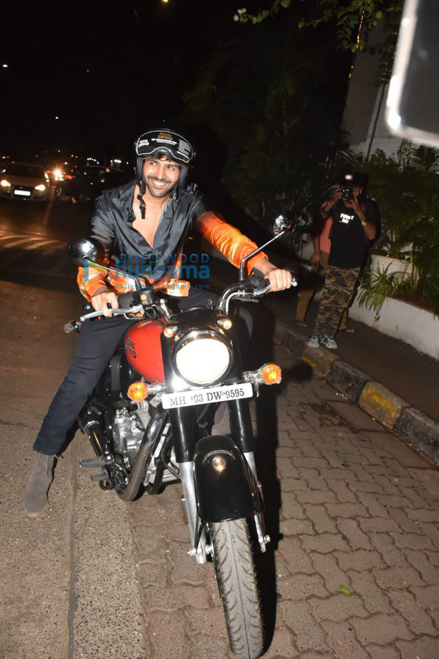 Kartik Aaryan gifts himself&nbsp;Royal Enfield Classic 350 worth Rs. 1.20 lakh, arrives on his bike for his birthday bash&nbsp;