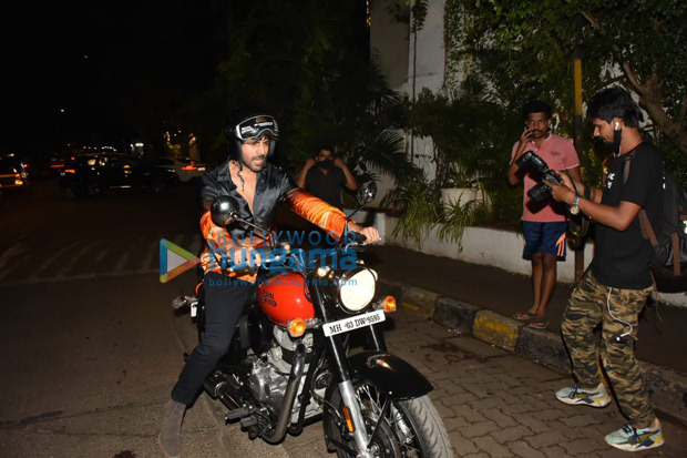 Kartik Aaryan gifts himself&nbsp;Royal Enfield Classic 350 worth Rs. 1.20 lakh, arrives on his bike for his birthday bash&nbsp;