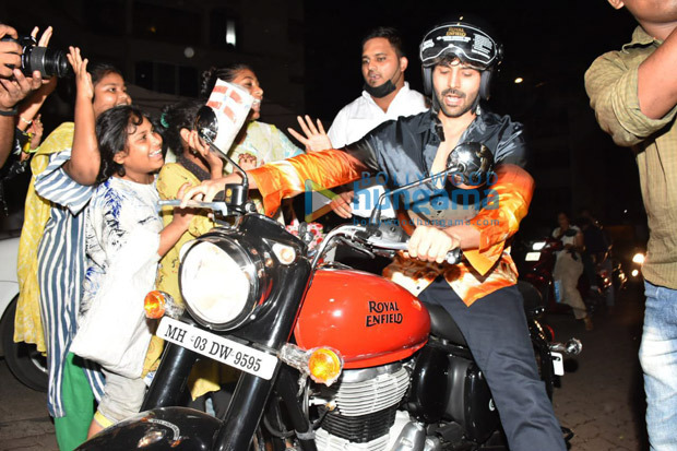 Kartik Aaryan gifts himself&nbsp;Royal Enfield Classic 350 worth Rs. 1.20 lakh, arrives on his bike for his birthday bash&nbsp;