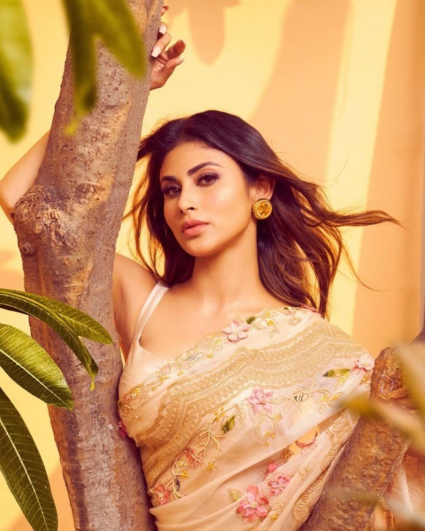 620px x 775px - Mouni Roy enjoys in the festive season in a gorgeous beige floral saree :  Bollywood News - Bollywood Hungama