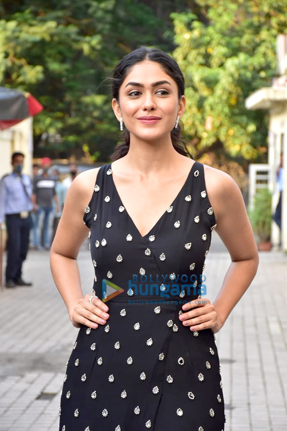 Photos: Shahid Kapoor, Mrunal Thakur and others snapped at the trailer launch of Jersey