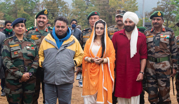 Sunny Deol and Ameesha Patel kick off the shoot for Gadar 2, see photos 