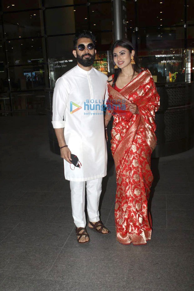 Newlywed Mouni Roy glows in red Banarasi saree with husband Suraj Nambiar  as they make first appearance at airport in Mumbai : Bollywood News -  Bollywood Hungama