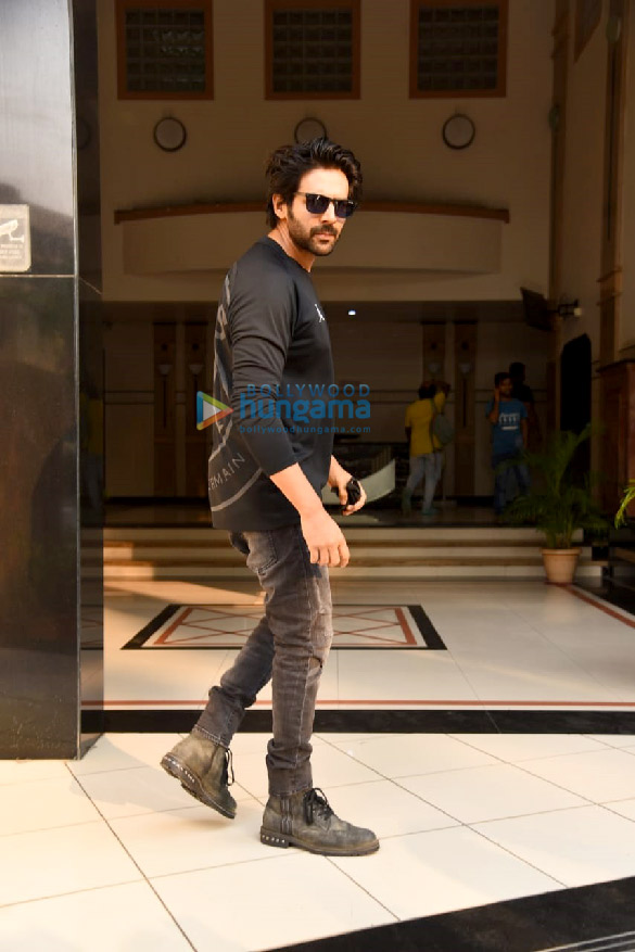 Photos: Kartik Aaryan snapped at Anees Bazmee's office in Andheri