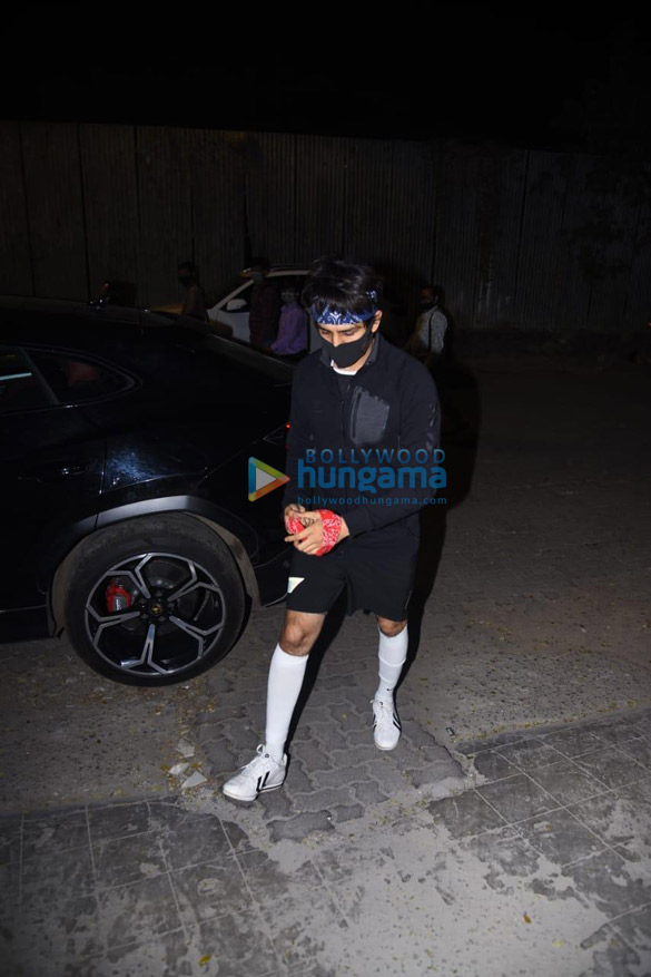 Photos: Kartik Aaryan snapped in Juhu