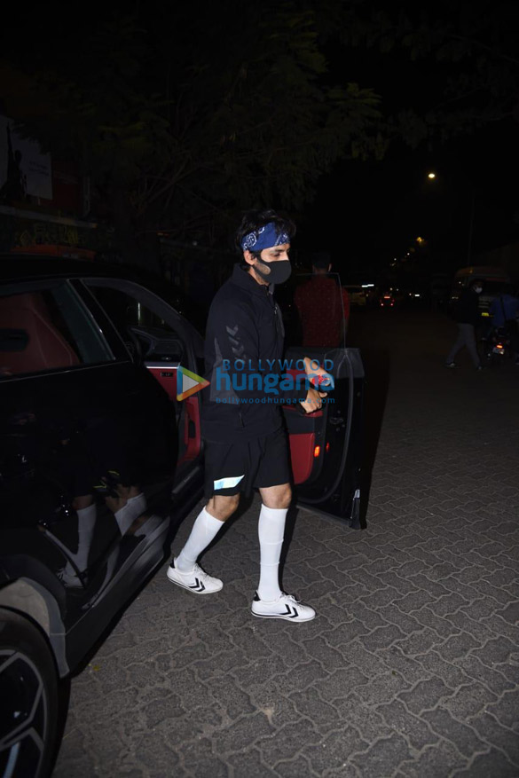 Photos: Kartik Aaryan snapped in Juhu