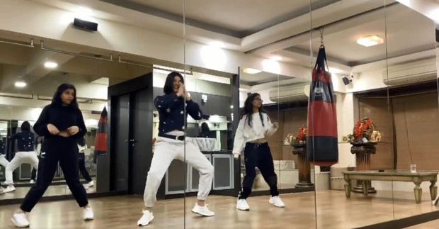 Sushmita Sen groves with daughters Alisah and Renee, calls them 'mama's pride' Sushmita Sen groves with daughters Alisah and Renee, calls them 'mama's pride'