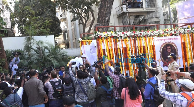 Bappi Lahiri begins his last journey; Bappa Lahiri arrives from LA for his father's funeral 