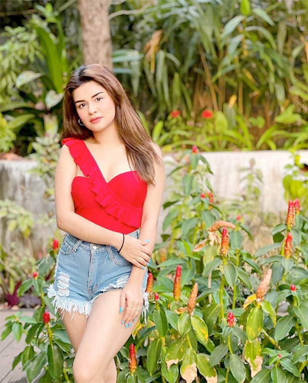 Avneet Kaur sizzles in flaming red one-shoulder monokini and shorts as she holidays in Goa Avneet Kaur sizzles in flaming red one-shoulder monokini and shorts as she holidays in Goa