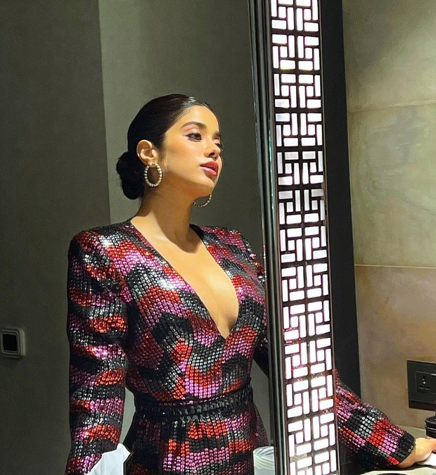 Janhvi Kapoor adds oomph to Manish Malhotra's 'Diffuse' multicolour mini sequin  dress with plunging neckline at Lakme Fashion Week : Bollywood News -  Bollywood Hungama