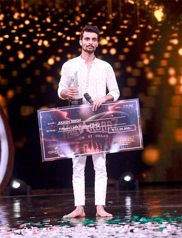 Akash Singh lifts the trophy of Hunarbaaz - Desh Ki Shaan and wins a