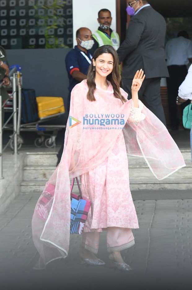 alia bhatt pink floral dress Pink girl Alia bhatt