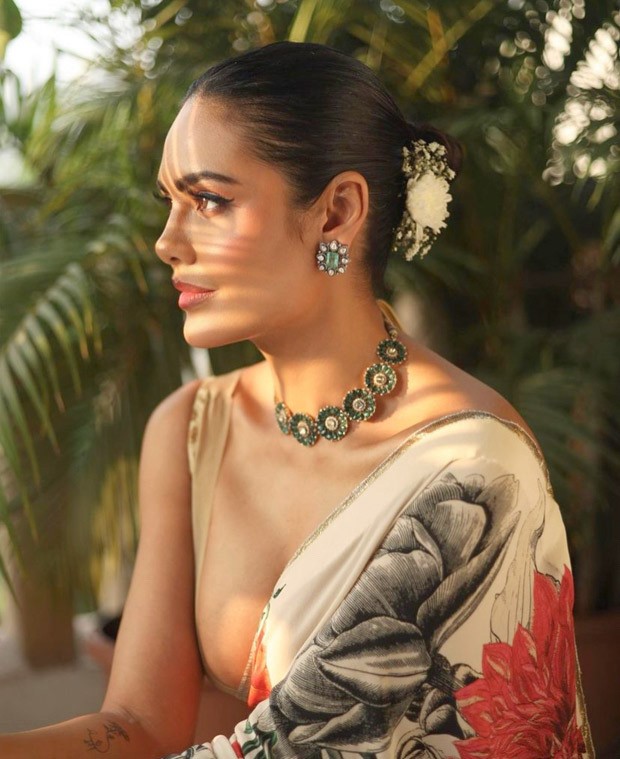 Esha Gupta looks scintillating in Rohit Bal's floral saree and beige deep  neck blouse : Bollywood News - Bollywood Hungama