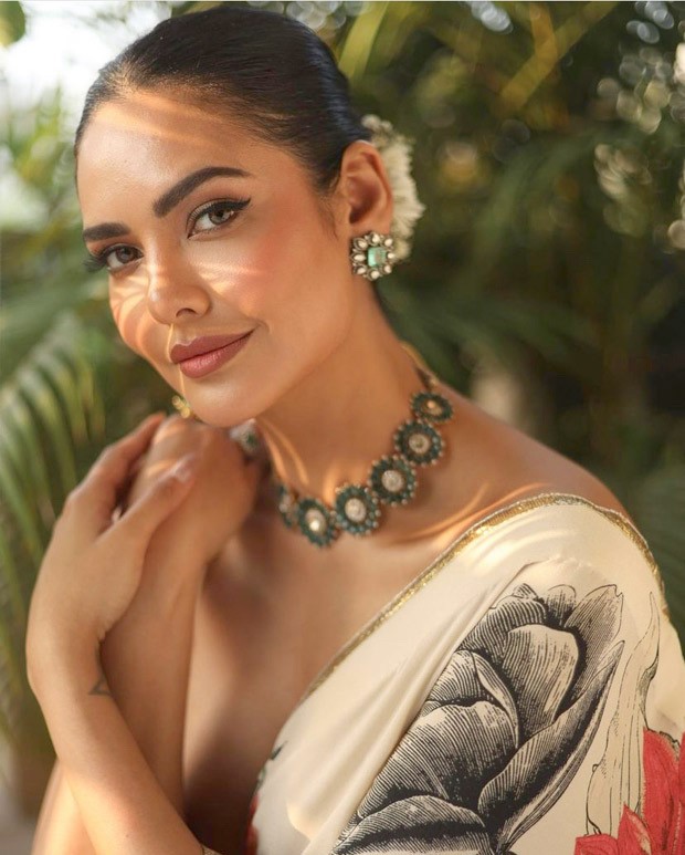 Esha Gupta looks scintillating in Rohit Bal's floral saree and