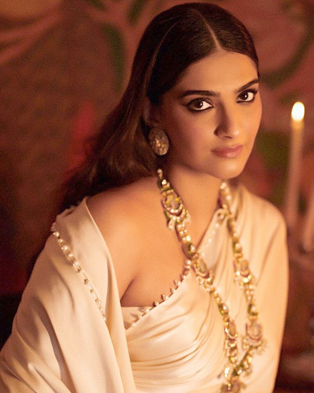 Pregnant Sonam Kapoor dons six yards of elegance flaunting her baby bump in  all white saree for Abu Jani's birthday bash : Bollywood News - Bollywood  Hungama