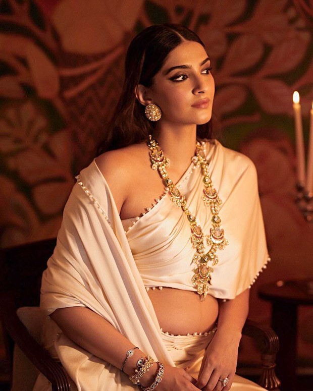 Pregnant Sonam Kapoor dons six yards of elegance flaunting her baby bump in  all white saree for Abu Jani's birthday bash : Bollywood News - Bollywood  Hungama