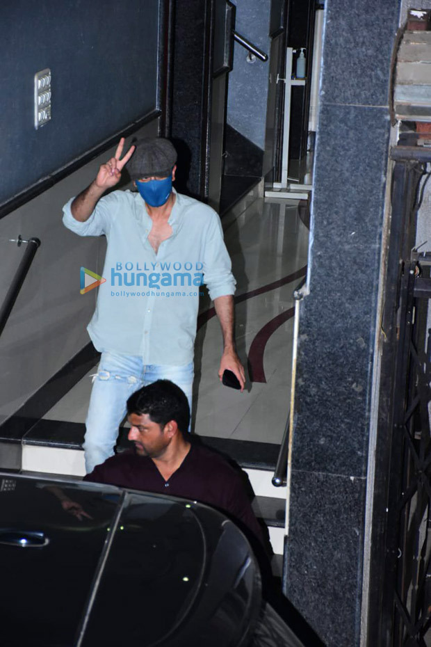 Ranbir Kapoor-Alia Bhatt Wedding: Brahmastra actor greets paparazzi with thumbs-up sign ahead of the marriage ceremony 