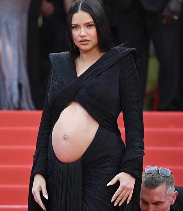 CANNES 2022 : Adriana Lima flaunts her baby bump in black cut-out gown on  Red Carpet Of 'Top Gun: Maverick' Premiere 2022 : Bollywood News -  Bollywood Hungama