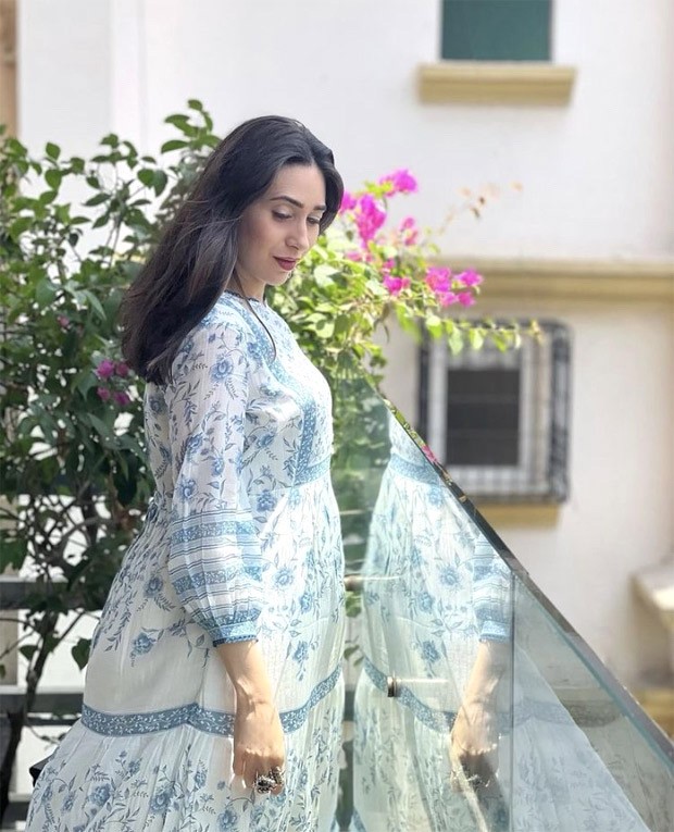 Karishma Kapoor Ka Sexy Blue Picture Video - Karisma Kapoor in blue floral maxi dress worth Rs. 17,000 proves that maxi  dresses make great summer staples 17000 : Bollywood News - Bollywood Hungama
