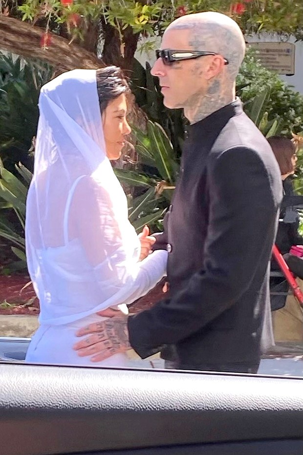 Kourtney Kardashian and Travis Baker officially get married in intimate  ceremony, see leaked photo : Bollywood News - Bollywood Hungama