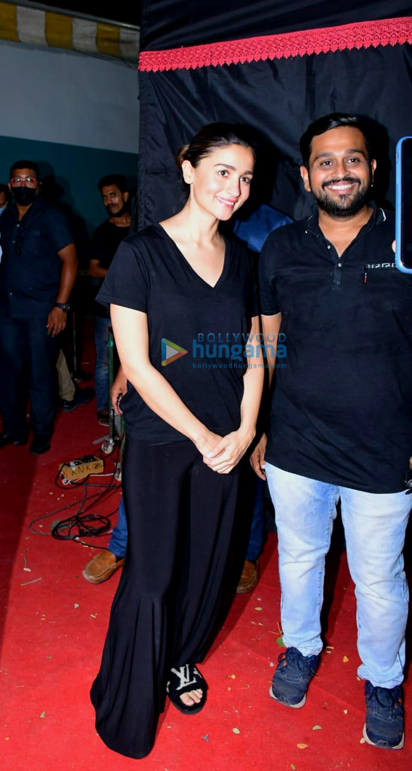 Photos: Alia Bhatt snapped post shoot in Juhu