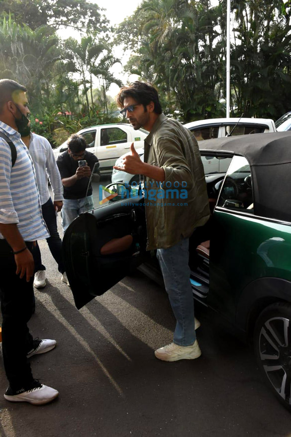 Photos: Kangana Ranaut, Arjun Rampal, Adivi Sesh and others snapped at the airport