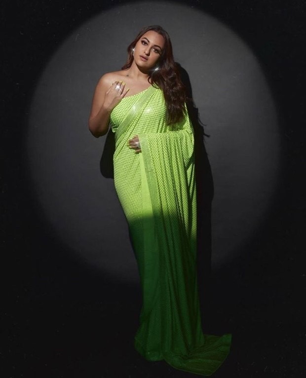 Sonakshi Sinha Ki Xx - Sonakshi Sinha is ethereal in fluorescent green saree with crystal  embellishments worth Rs 80,000 for Eid celebrations : Bollywood News -  Bollywood Hungama