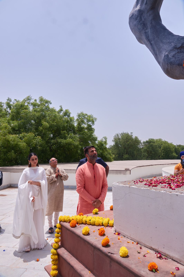 Akshay Kumar, Manushi Chhillar, Dr. Chandraprakash Dwivedi pay tribute to Samrat Prithviraj at Rai Pithora in Delhi, see pics