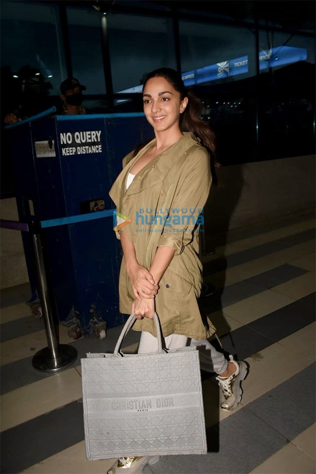 Kiara Advani flaunts expensive Dior book tote bag at airport and the price tag of the bag will astound you : Bollywood News - Hungama