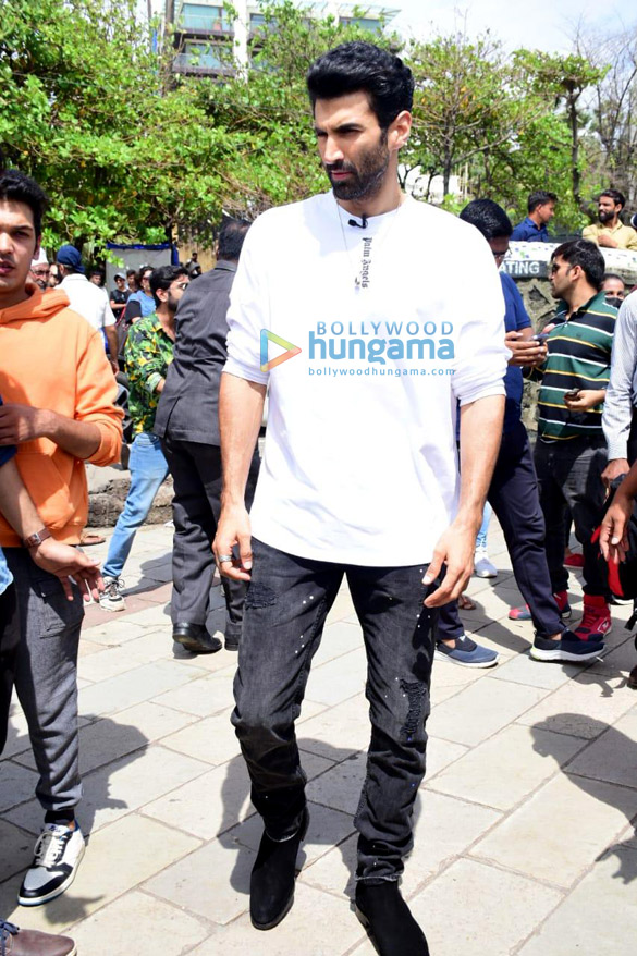 Photos: Aditya Roy Kapur snapped at Bandstand