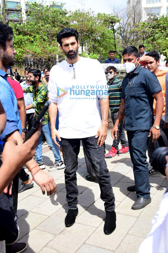 Photos: Aditya Roy Kapur snapped at Bandstand