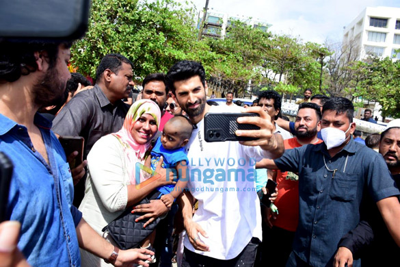 Photos: Aditya Roy Kapur snapped at Bandstand
