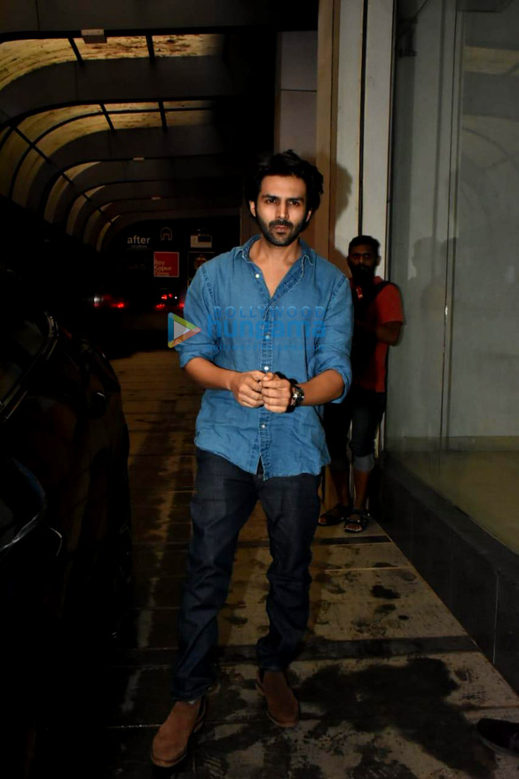 Photos: Kartik Aaryan snapped at Ashutosh Gowariker's office in Khar