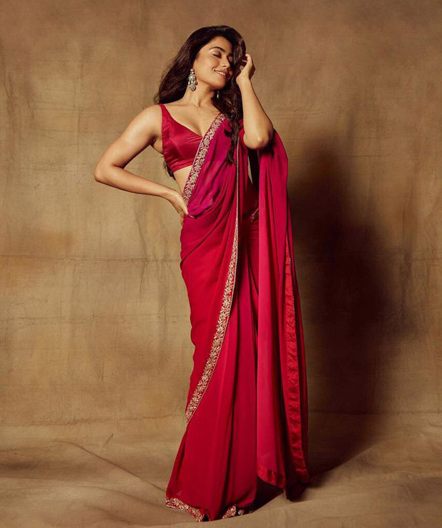 Saree poses idea/pink saree | Saree poses, Saree, Fashion