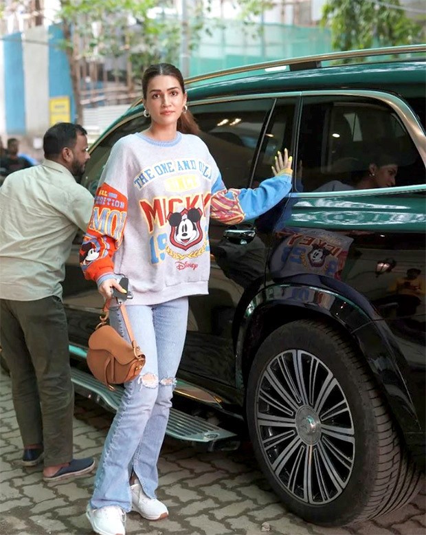 Pull and bear deals mickey mouse sweatshirt