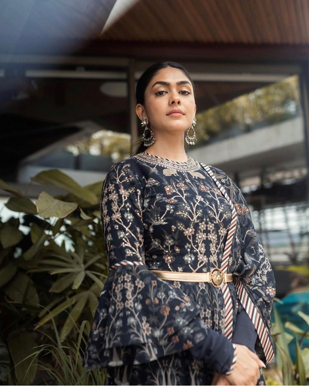 Mrunal Thakur left us spellbound with her floral anarkali worth Rs.1.25 Lakh for Sita Ramam promotions : Bollywood News - Bollywood Hungama