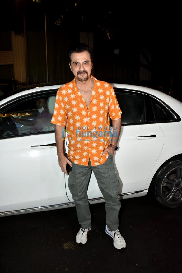 Photos: Chunky Pandey, Farah Khan, Avinash Gowarikar and others snapped at a restaurant in Bandra