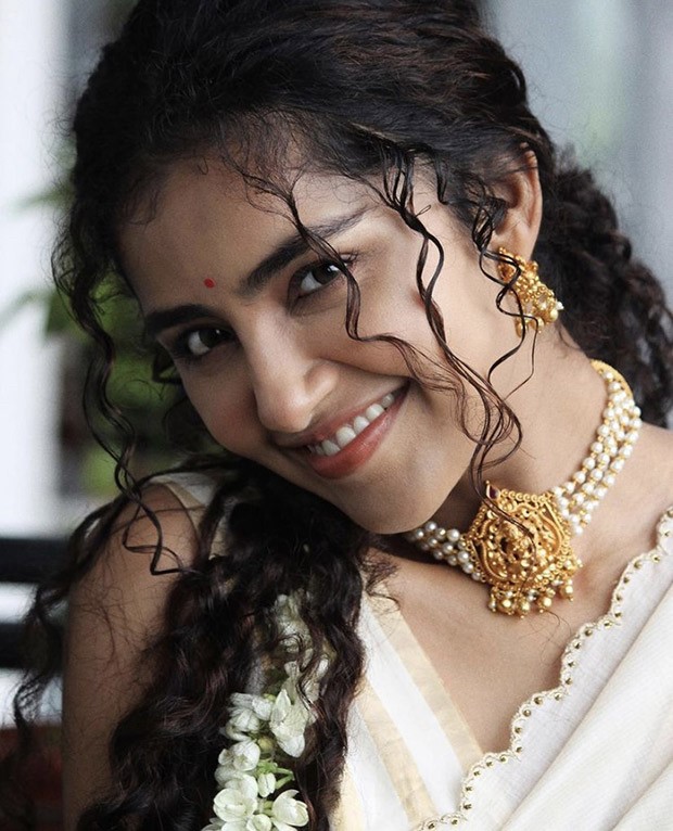 Anupama Parameswaran sends her best wishes for Onam dressed in a white and gold saree : Bollywood News - Bollywood Hungama Anupama Parameswaran sends her best wishes for Onam dressed in a white and gold saree : Bollywood News - Bollywood Hungama