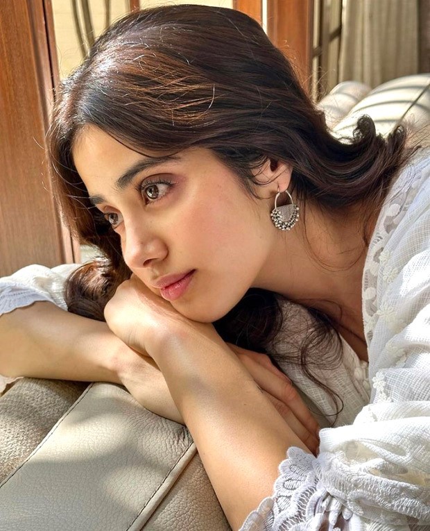 Janhvi Kapoor exudes elegance in white kurta; seeks 'luck' for the outdoor schedule of Mr and Mrs Mahi