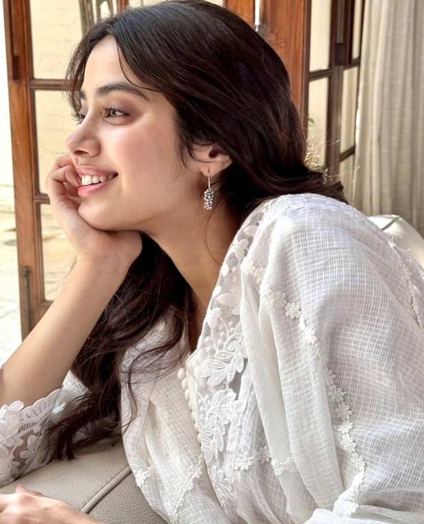 Janhvi Kapoor exudes elegance in white kurta; seeks 'luck' for the outdoor schedule of Mr and Mrs Mahi
