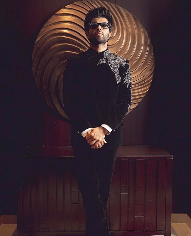 Vijay Deverakonda serves a dapper look in an all-black Gaurav Gupta  ensemble at SIIMA awards 2022 : Bollywood News - Bollywood Hungama