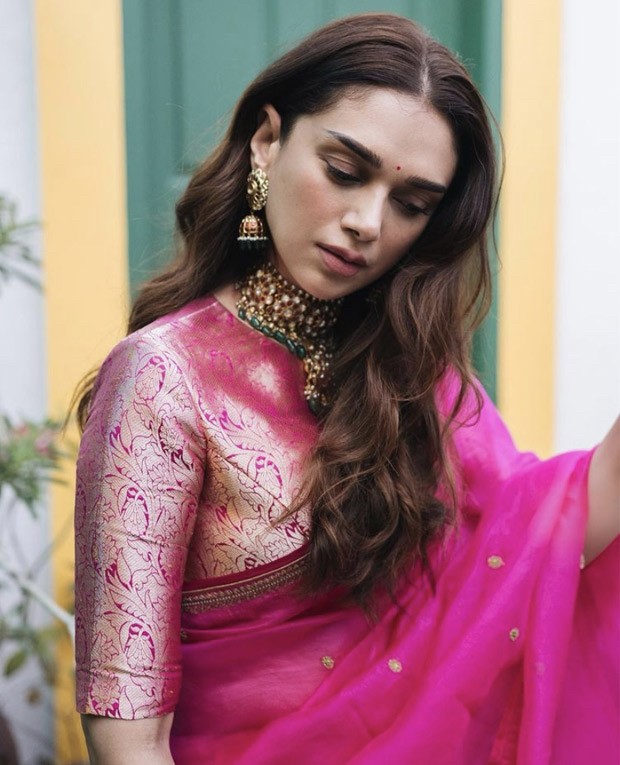Aditi Rao Hydari is a sight to behold in Raw Mango's pink saree teamed with a pink and golden blouse : Bollywood News - Bollywood Hungama