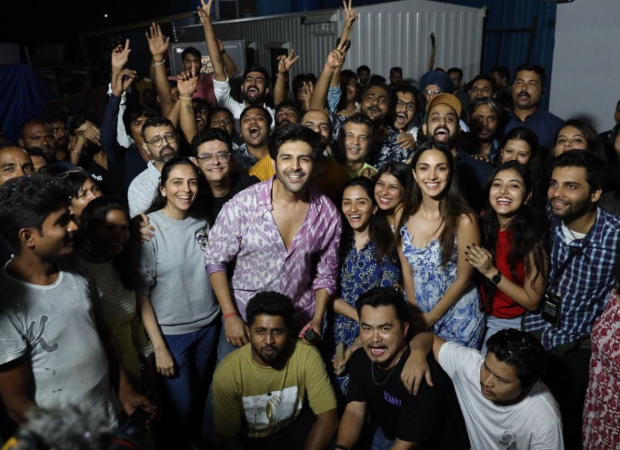 Kartik Aaryan and Kiara Advani wrap up Mumbai schedule of Satyaprem Ki Katha, see photos Kartik Aaryan and Kiara Advani wrap up Mumbai schedule of Satyaprem Ki Katha, see photos