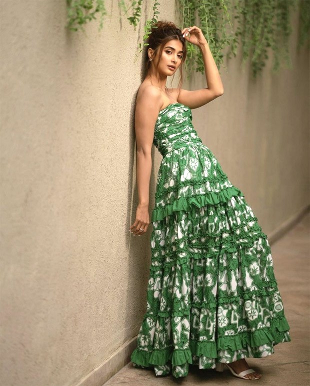 Pooja Hegde's strapless green and white printed dress is a weekend must-have Pooja Hegde's strapless green and white printed dress is a weekend must-have