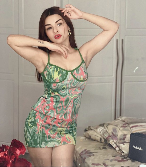Avneet Kaur is ready for close up in green marble print dress in her recent  pictures : Bollywood News - Bollywood Hungama