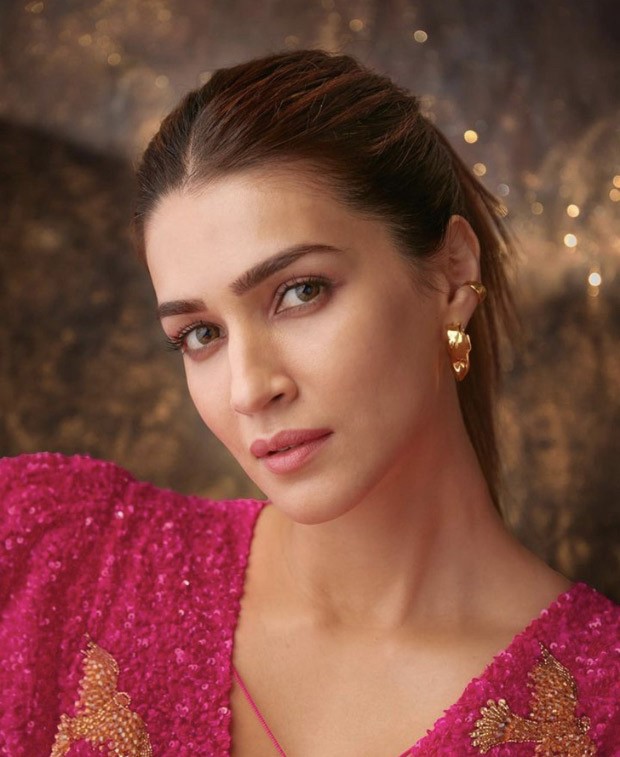 kriti sanon pink dress Kriti Sanon looks stunning in pink salwar as She spotted at Mumbai Airport  after returning from Udaipur , Follow @tellyreporter , #kritisanon #fyp  #explorepage #foryoupage #tellyreporter