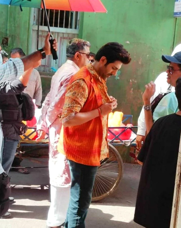LEAKED PHOTOS: Kartik Aaryan and Kiara Advani ride a bike in Ahmedabad for Satyaprem Ki Katha shoot 