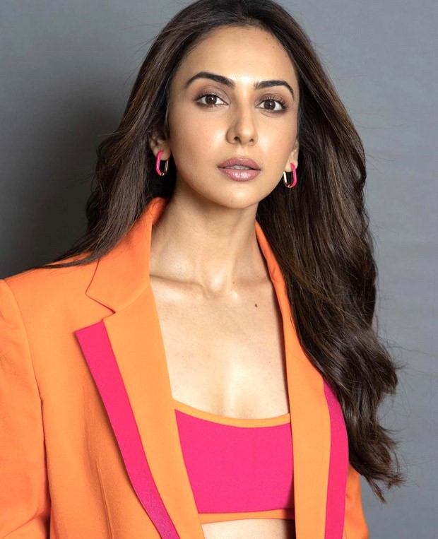 Rakul Preet Singh give notes on how to master colour blocking this season in an Orange and pink pantsuit worth Rs. 18,000! Rakul Preet Singh give notes on how to master colour blocking this season in an Orange and pink pantsuit worth Rs. 18,000!