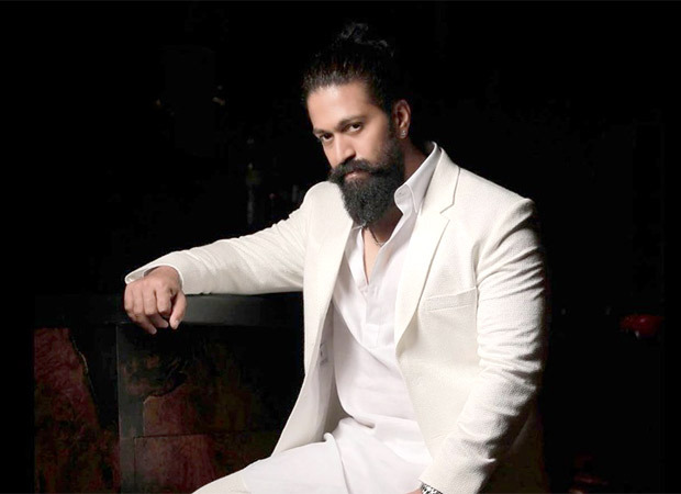 KGF star Yash brings a smile to 700 fans; obliges for a picture with each one of them : Bollywood News - Bollywood Hungama KGF star Yash brings a smile to 700 fans; obliges for a picture with each one of them : Bollywood News - Bollywood Hungama